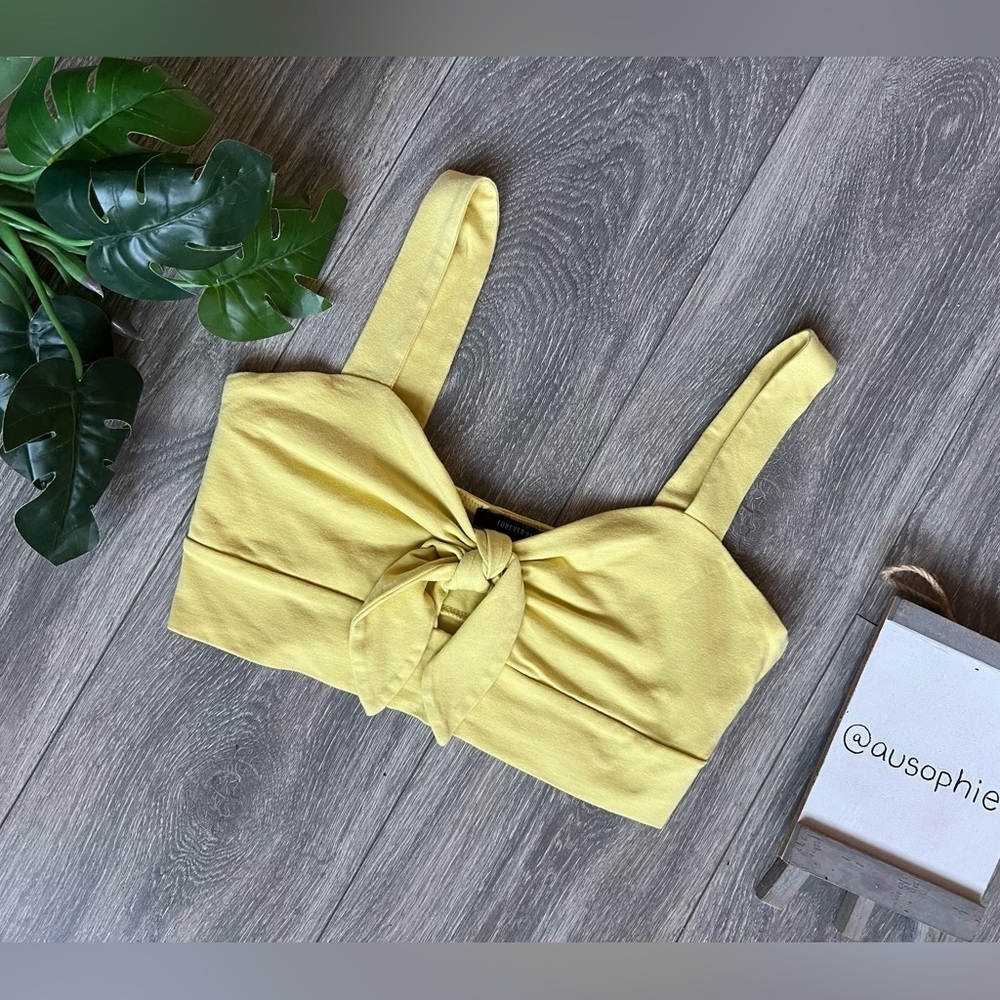 Forever 21 tie front summer crop top tank top in yellow. Size M